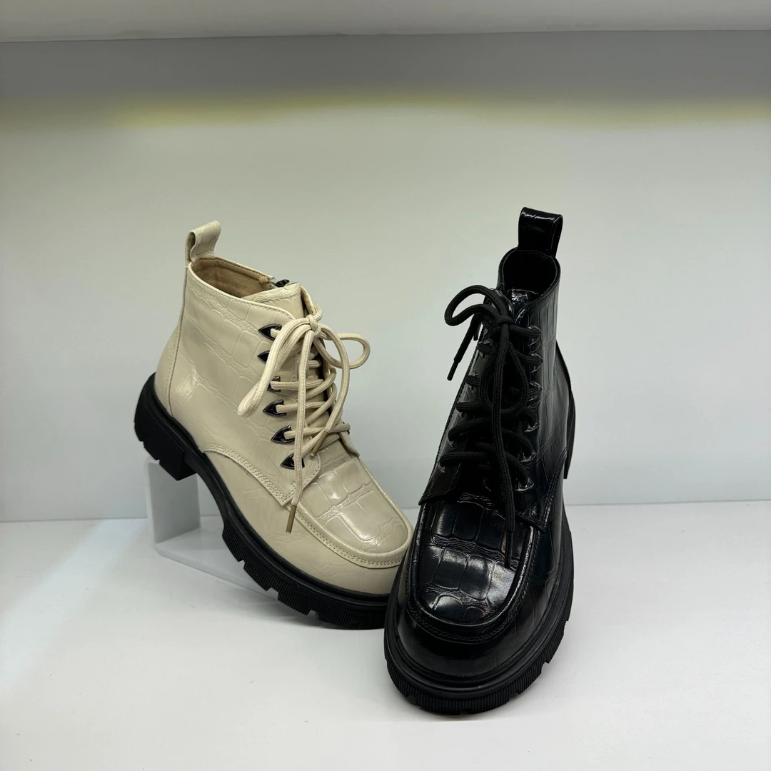 18129818英伦风新款时尚百搭牛皮休闲马丁靴