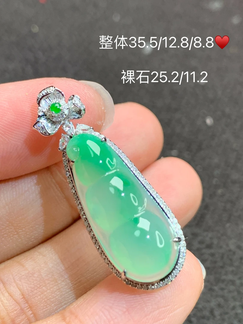金丝翠福豆吊坠满绿镶嵌