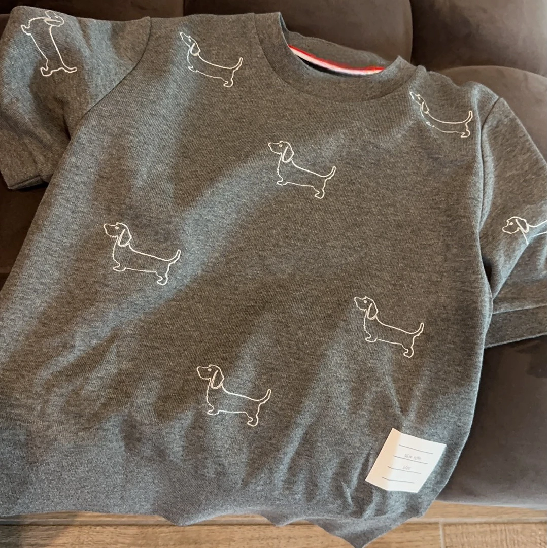 【多多在美国】很难得的小狗刺绣短袖t