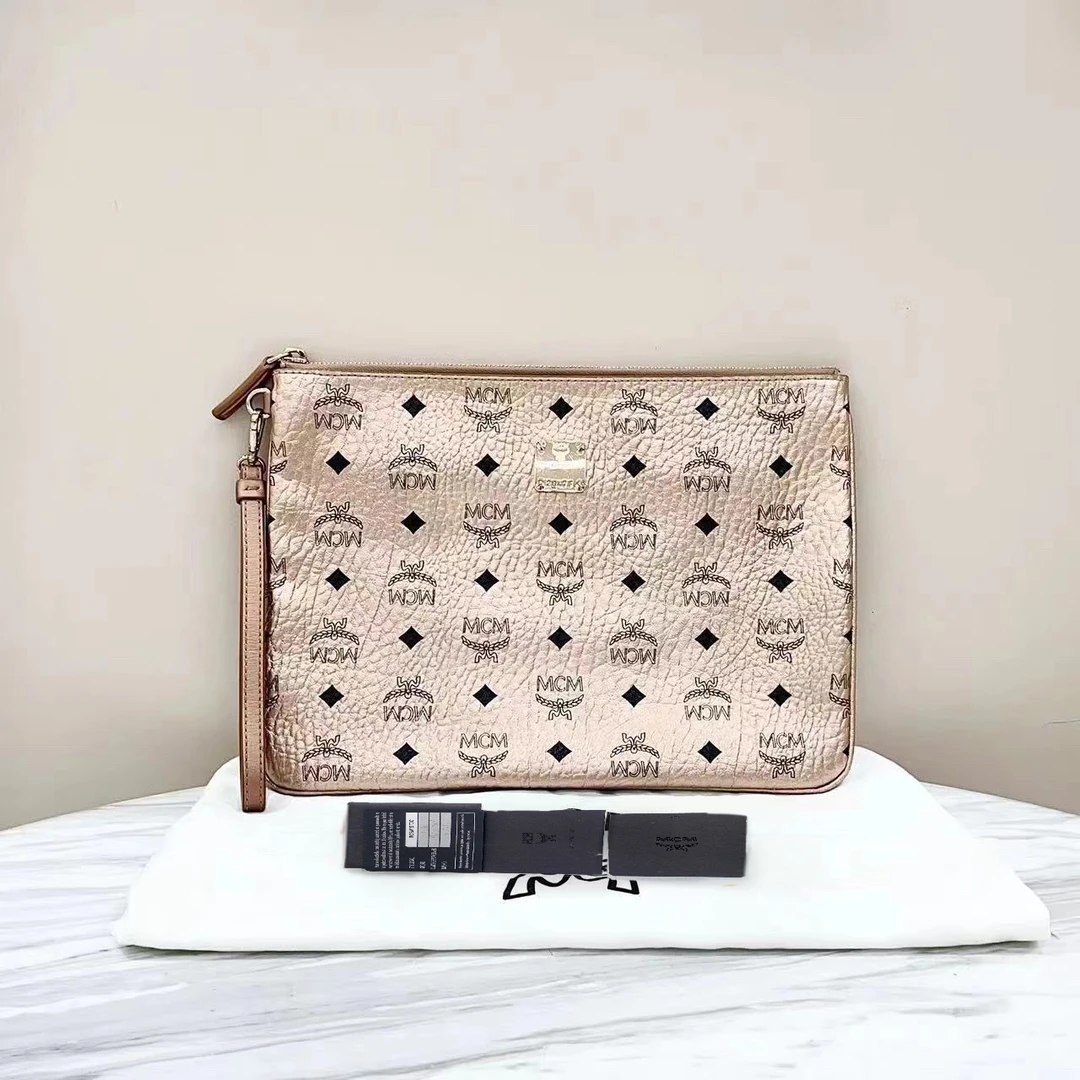 99新 MCM 玫瑰金色手拿包，98新，尺寸约30*21