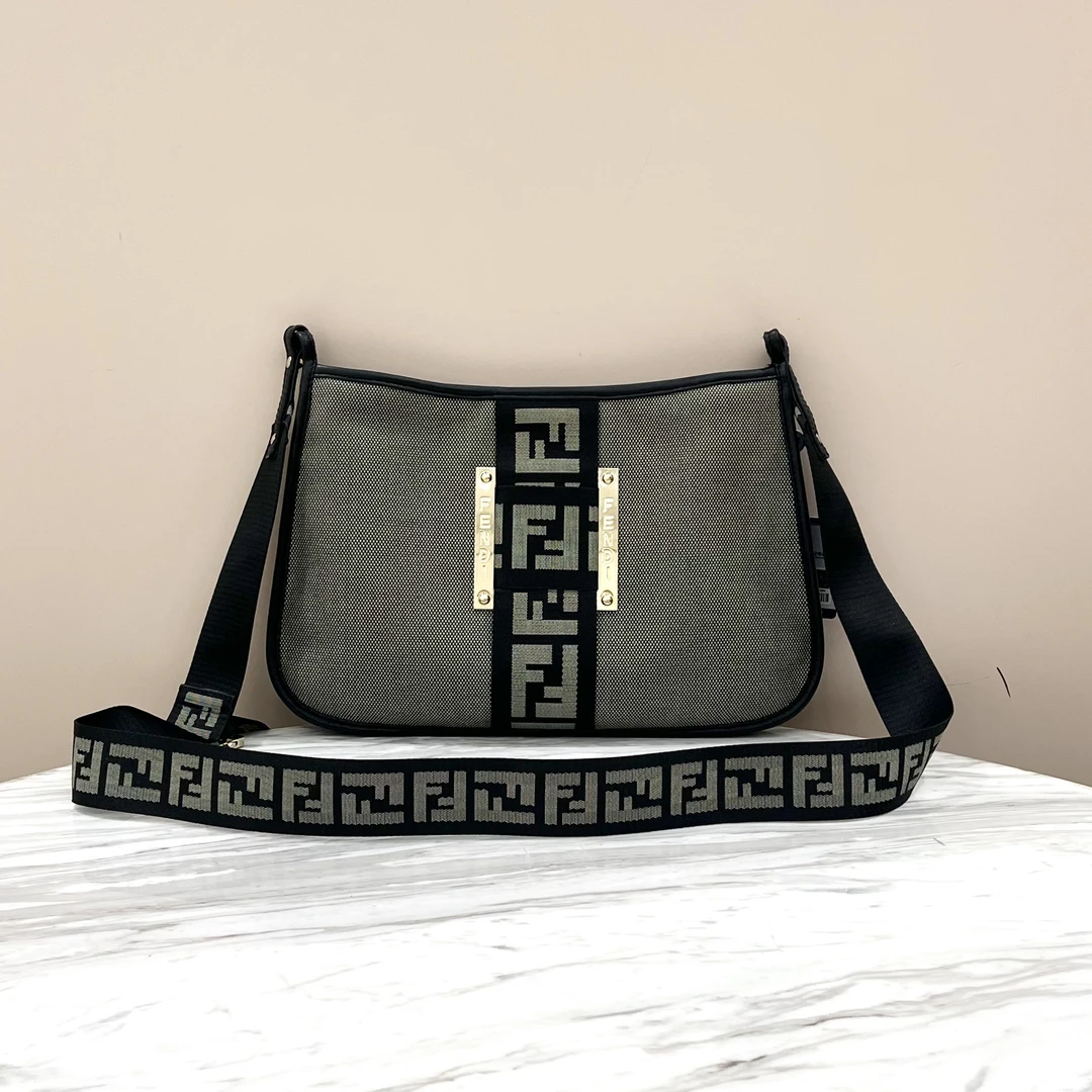 95新 FENDI/芬迪 帆布拼黑金扣单肩斜挎包,98新,尺寸约32*21