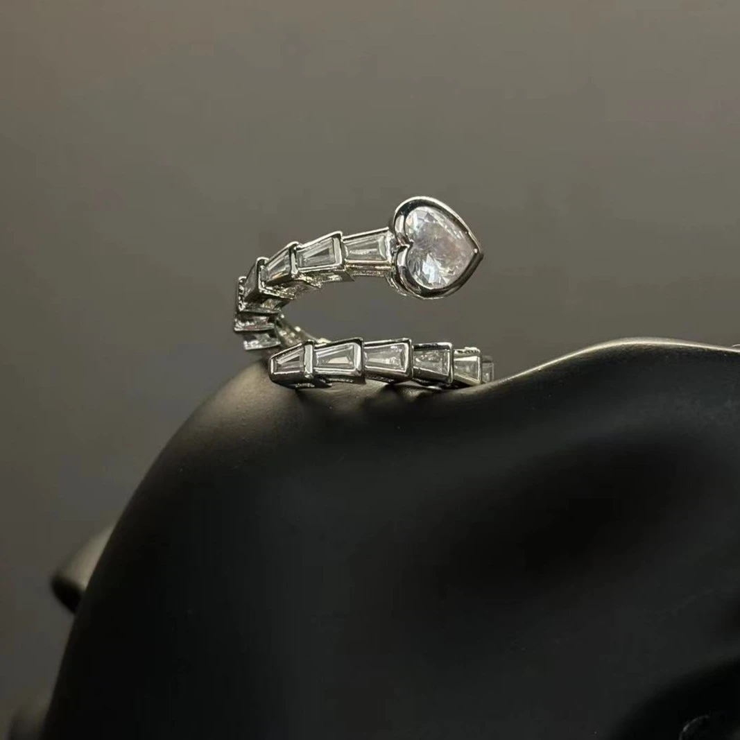 铜合金合成锆石戒指 王大嘴原创 银色镶锆石爱心小蛇开口戒指A427