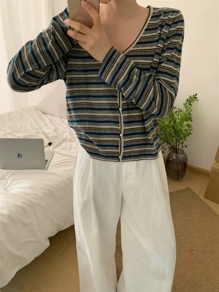 爱心扣条纹撞色V领长袖软糯针织开衫 S05