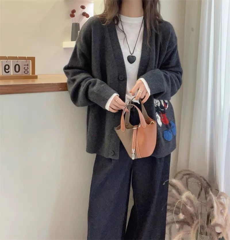 /米奇和米妮/秋冬慵懒减龄卡通图案V领长袖宽松针织开衫CM29