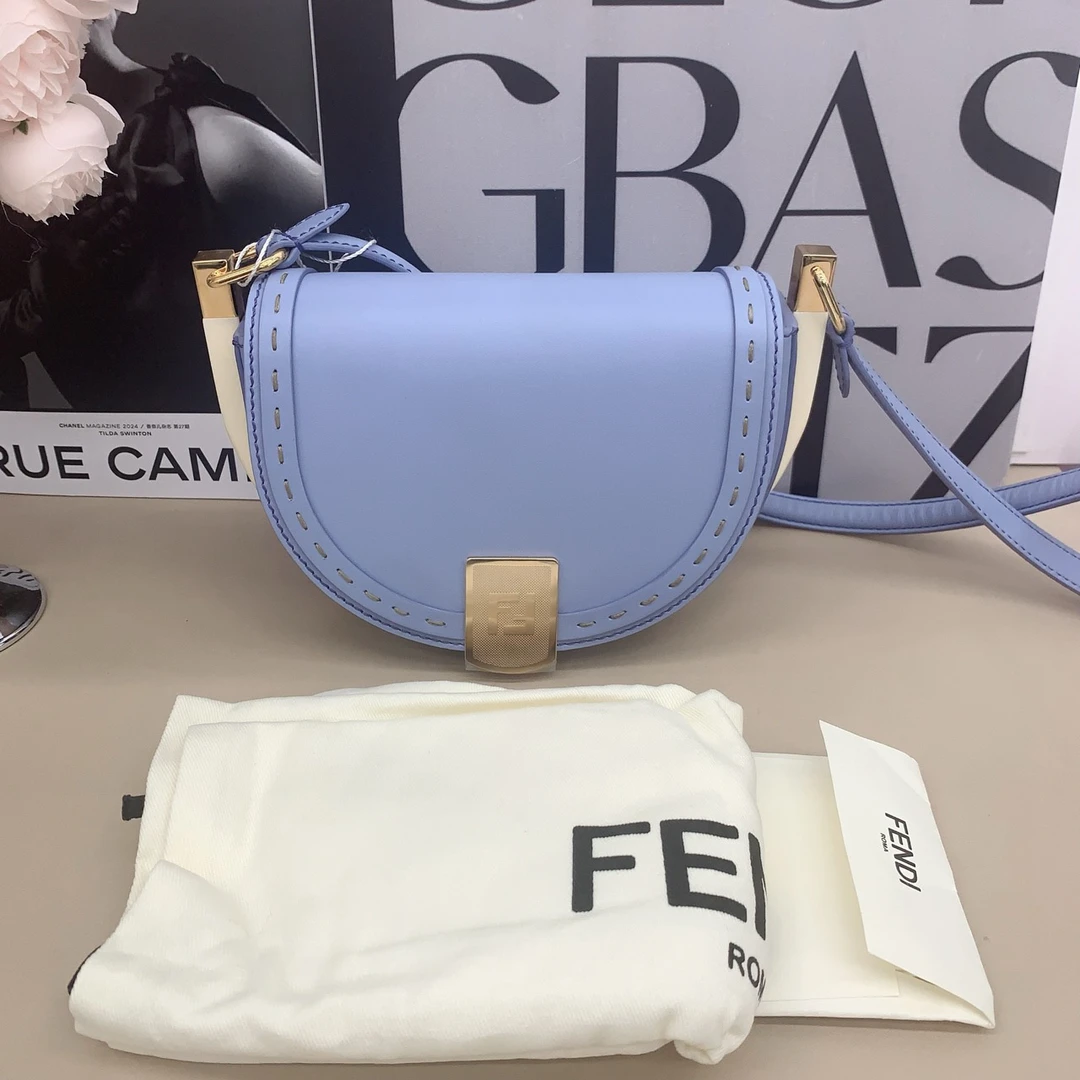 95新 FENDI/芬迪 奢物瑾选 半月马鞍包 蓝色 18×14×8 柜柜1.75