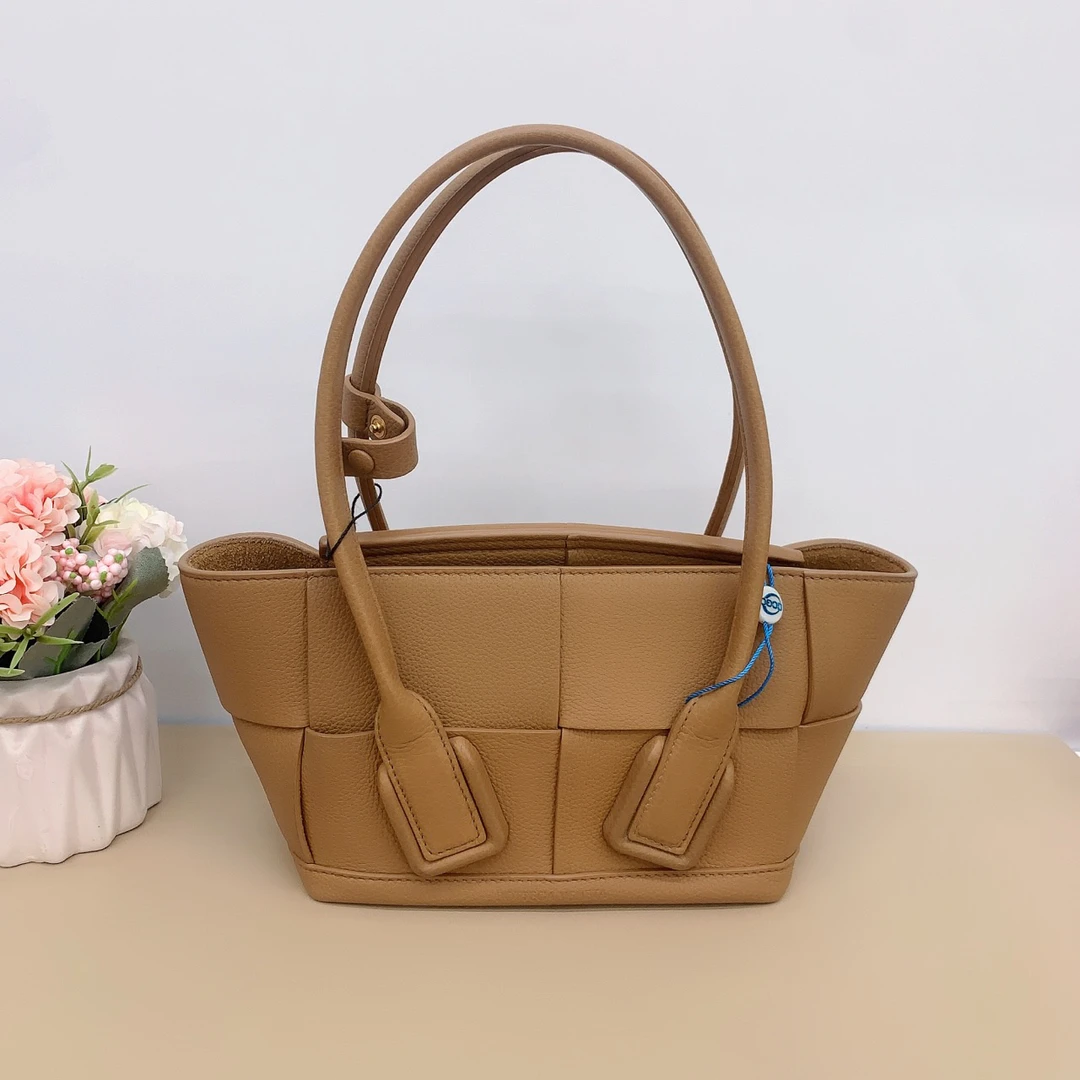 95新 BOTTEGA VENETA/葆蝶家 奢物瑾选 mini菜篮子系列 棕色 女士