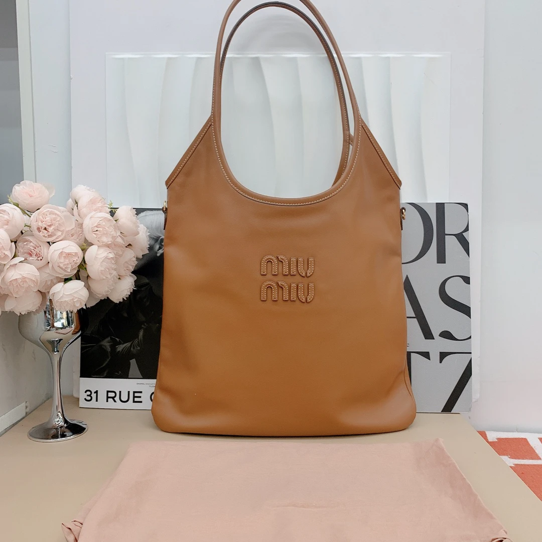 99新 MIU MIU/缪缪 徽标金属细节托特包焦糖色40×35专柜价16200