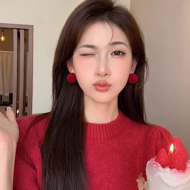 铜合金布艺耳饰 港风丝绒圆球耳环女轻奢耳钉秋冬新款高级感耳饰