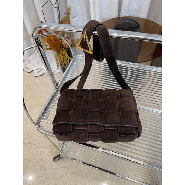 95新 BOTTEGA VENETA/葆蝶家 麂皮枕头包棕色单肩斜挎包