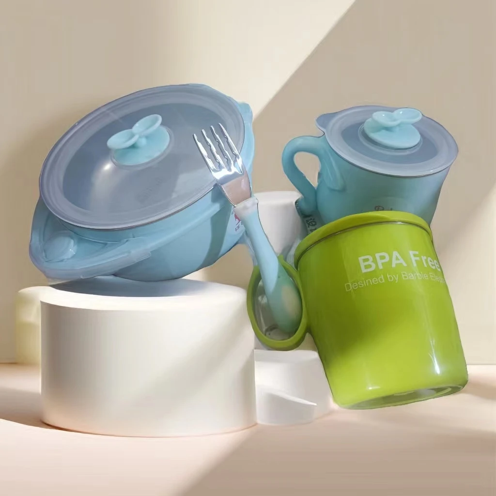 萌萌的奶瓶和小熊儿童用品棉品