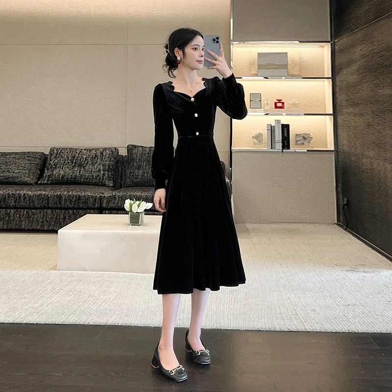 法式赫本风连衣裙女长袖丝绒长裙方领泡泡袖复古裙子2025秋季新款