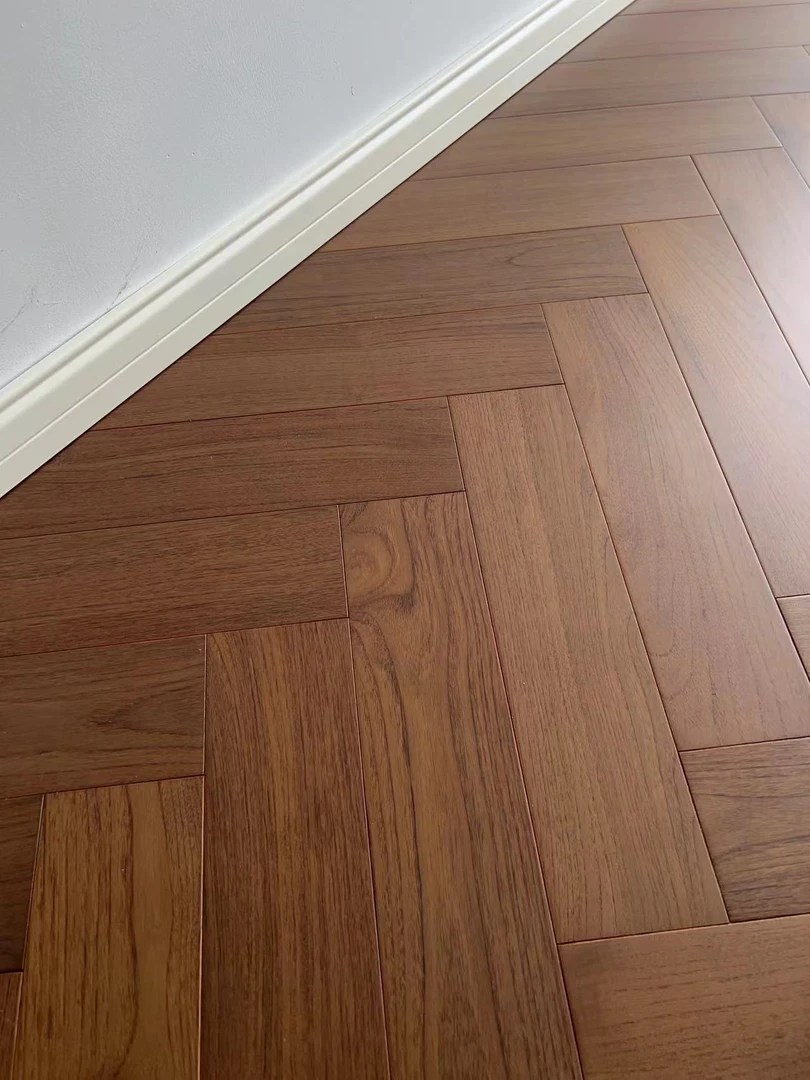 缅甸柚木黑胡桃色地热锁扣人字拼原木地板家用