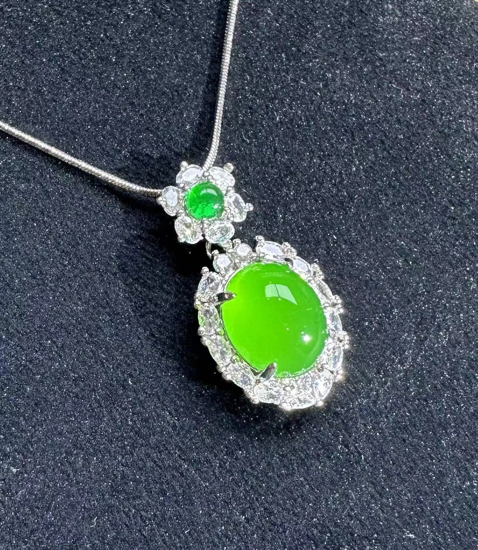 【小女王珠宝】天然绿玉髓满绿满钻小鸽子蛋吊坠白银底托（赠链）