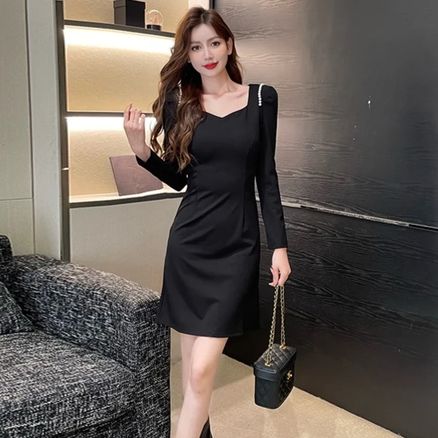 轻奢包臀连衣裙女爆款2024气质黑色打底赫本风显瘦穿搭裙子小黑裙