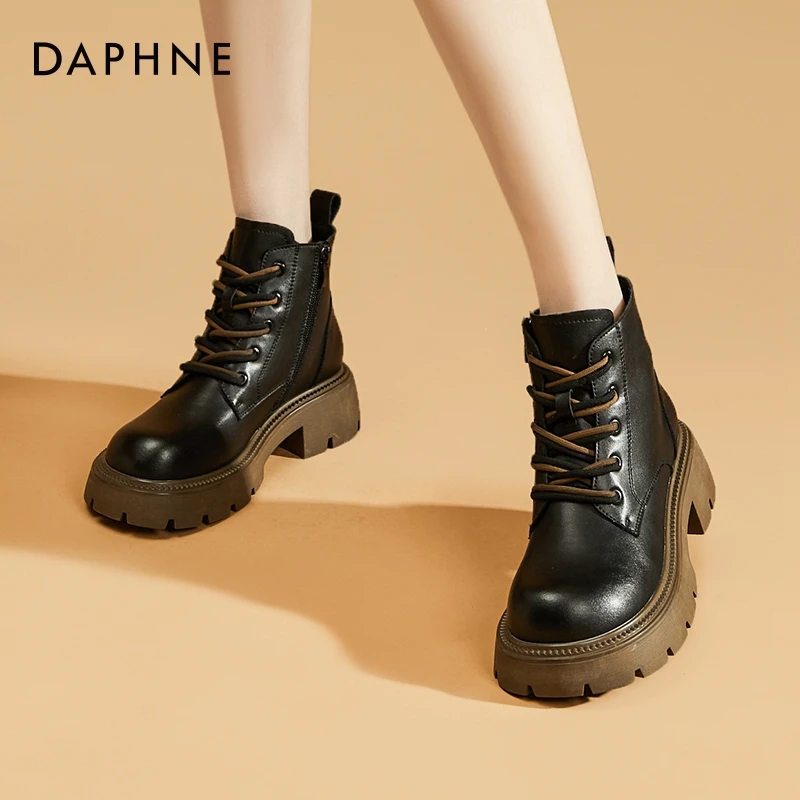 【达芙妮】撞色仙女风短靴 甜酷百搭马丁靴 跟高5.5cm