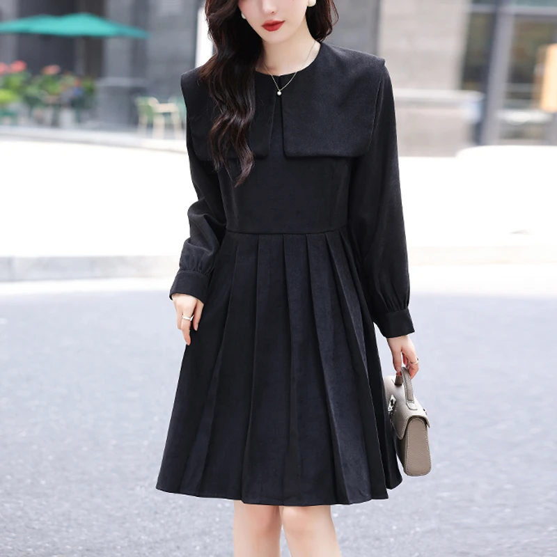 胖MM赫本风法式小黑裙2024秋季新款时尚简约宽松气质大码连衣裙女