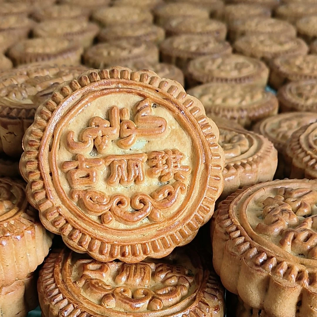 （100克）和田特色土月饼，是玫瑰花酱核桃仁月饼，营养挺丰富的