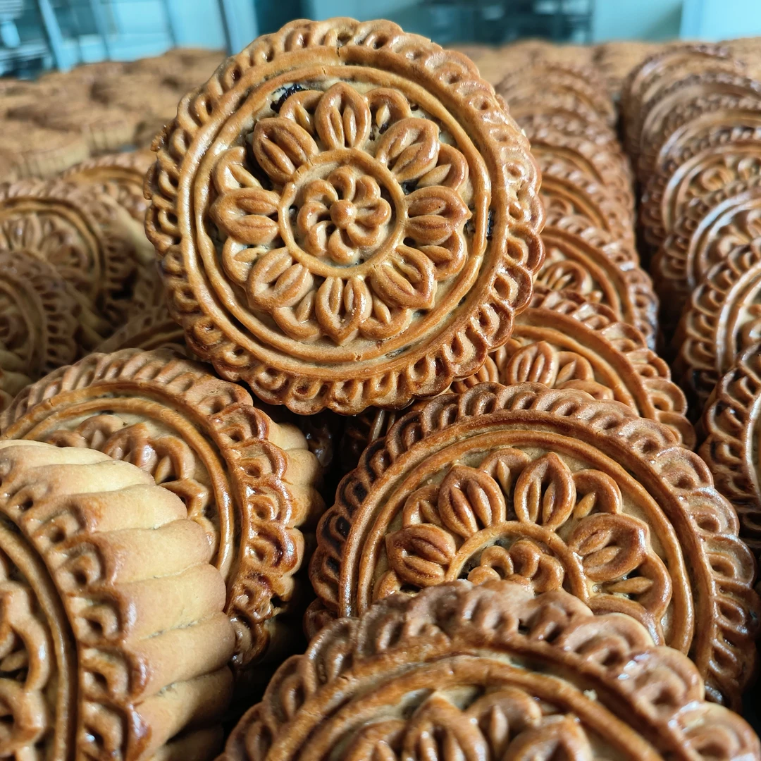 新疆果仁月饼，老式的包含营养丰富的美味坚果制作的土月饼