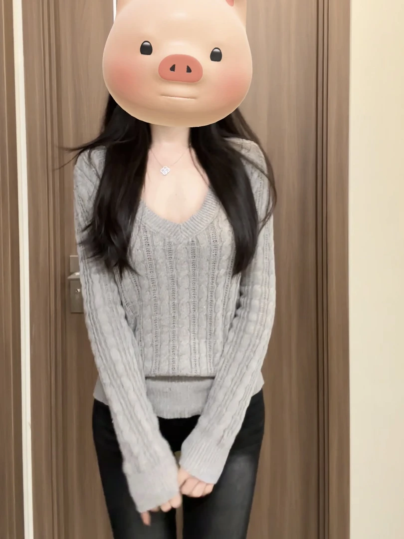 拿捏清纯灰色大V领百搭显瘦套头针织长袖毛衣秋冬修身时尚