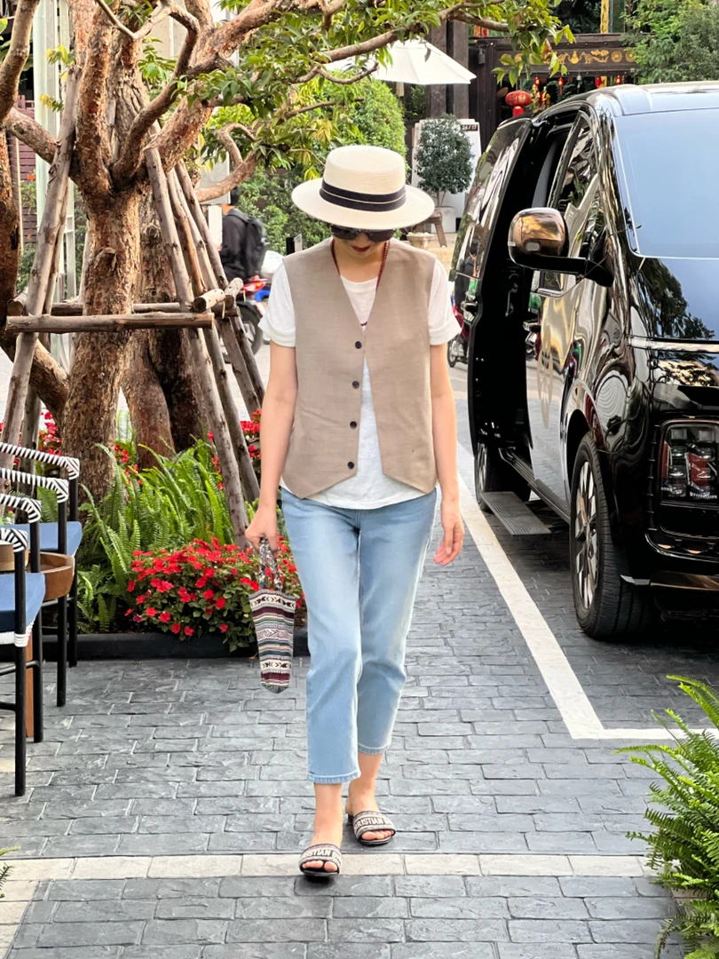 UrbanPaces四季款九分高腰牛仔裤