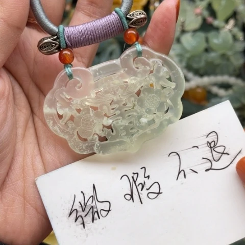 蛇纹石玉吊坠合金