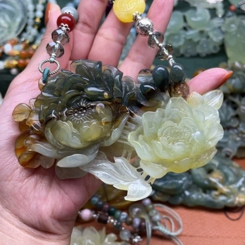 蛇纹石玉吊坠合金