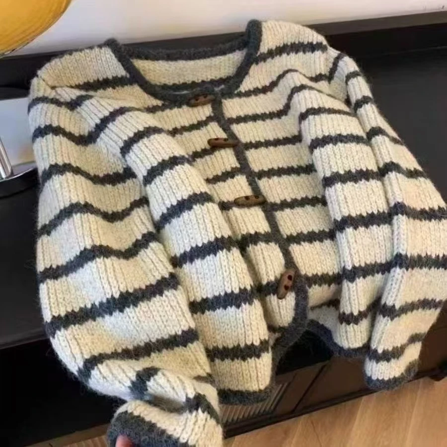 欧货复古2024条纹针织外套秋冬慵懒牛角新款宽松短款开衫毛衣