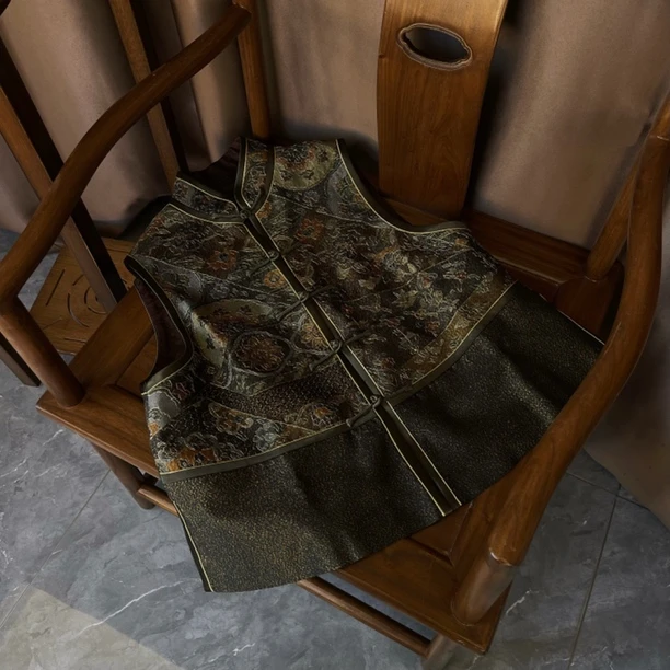 龍熹堂｜手工刺绣孤品缂丝团花宝相花图苏绣开襟设计高端精品马甲