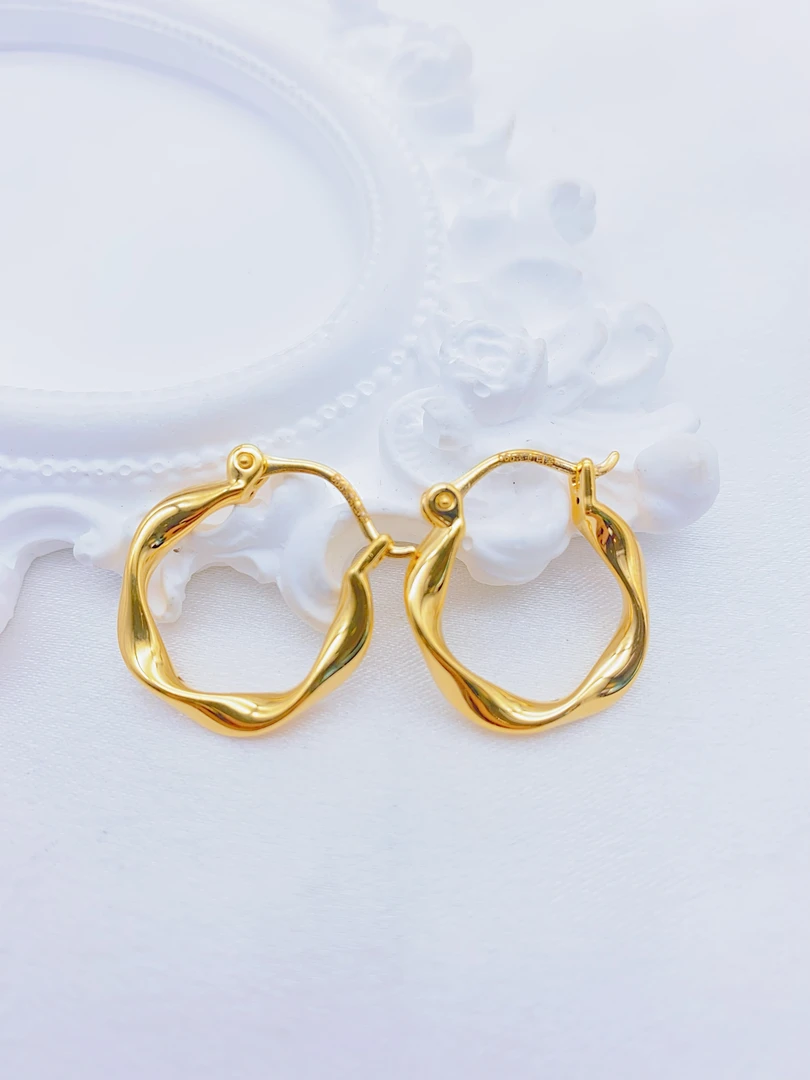 老庙足金 5G工艺时尚港风 光面莫比乌丝环耳扣 3.02克