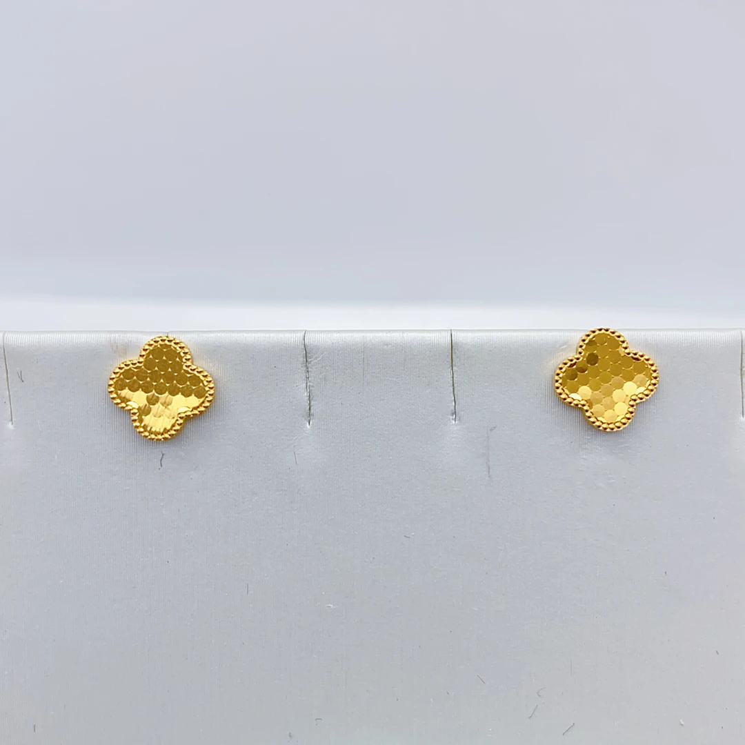 老庙 足金  精工5G工艺  精致龙鳞四叶草弯钩耳钉  1.40克