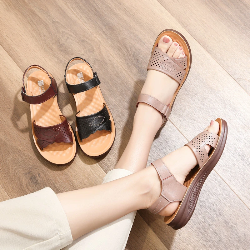 2023新款真皮防滑妈妈凉鞋舒适中老年人平底舒适女鞋夏中年沙滩鞋
