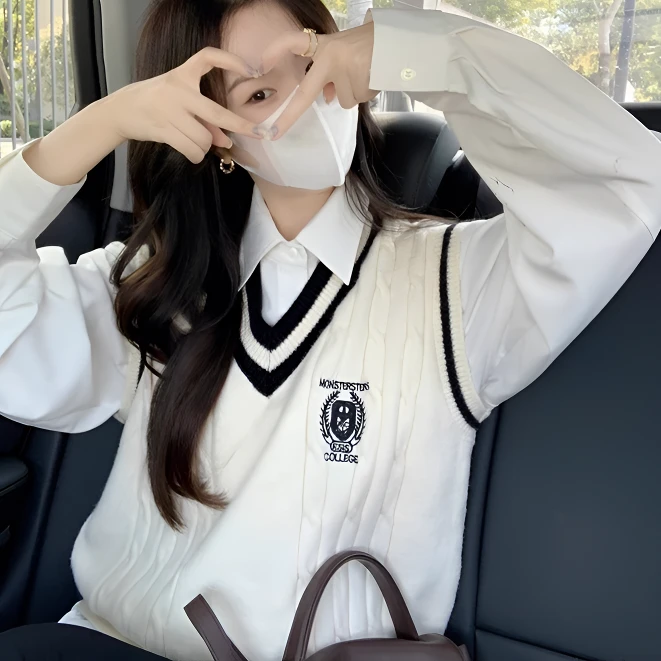 学院风v领针织马甲背心女春秋2024新款外搭衬衫叠穿无袖毛衣白色