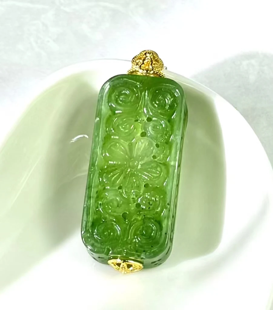和田玉碧玉苹果绿镂空香囊吊坠微瑕