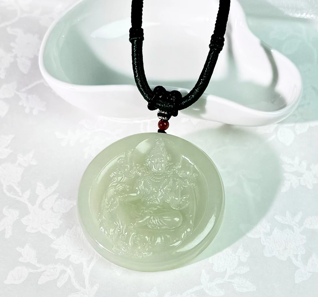 新疆老坑料翠脂白自在菩萨吊坠