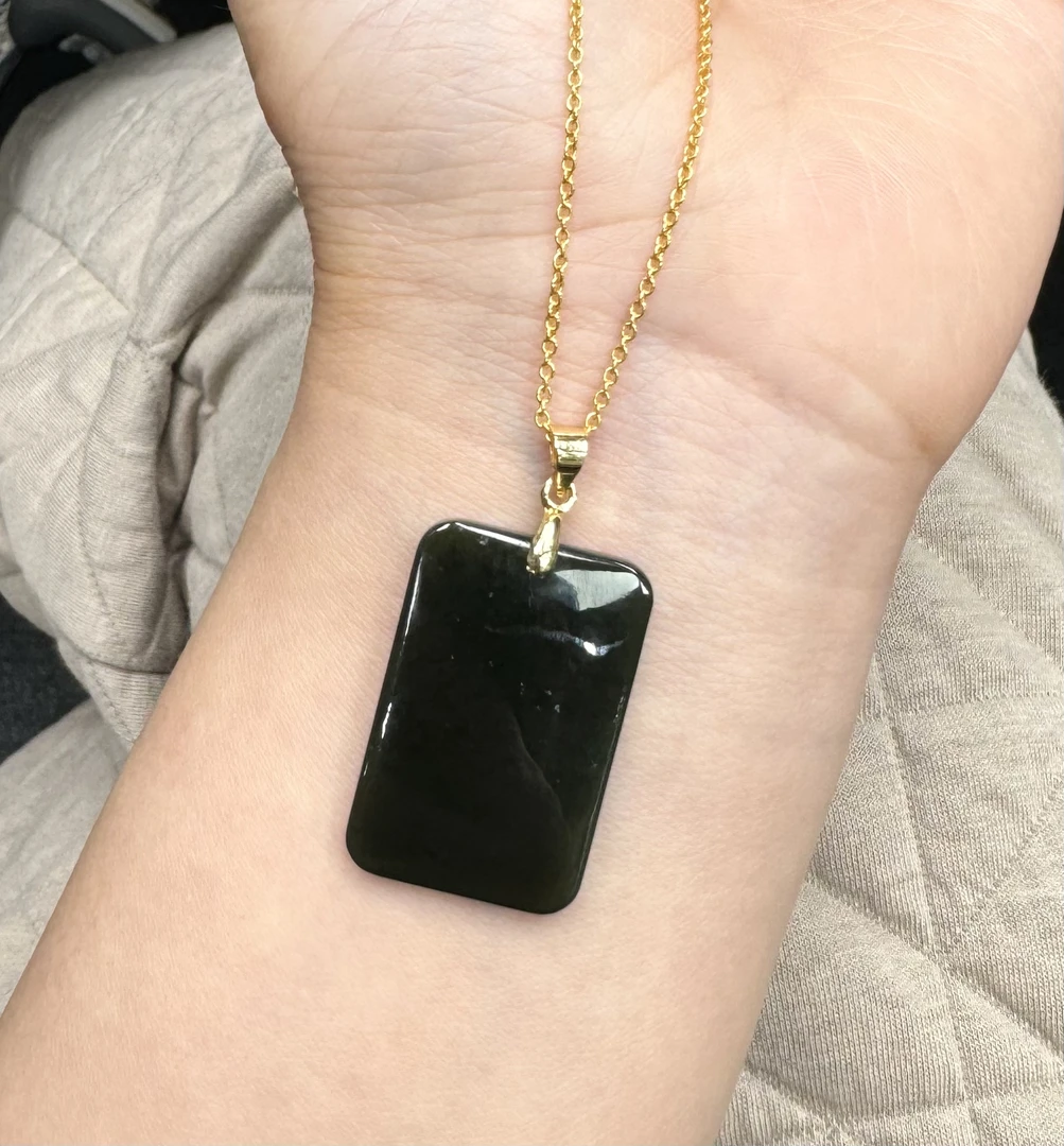 新疆和田玉塔青无事牌吊坠