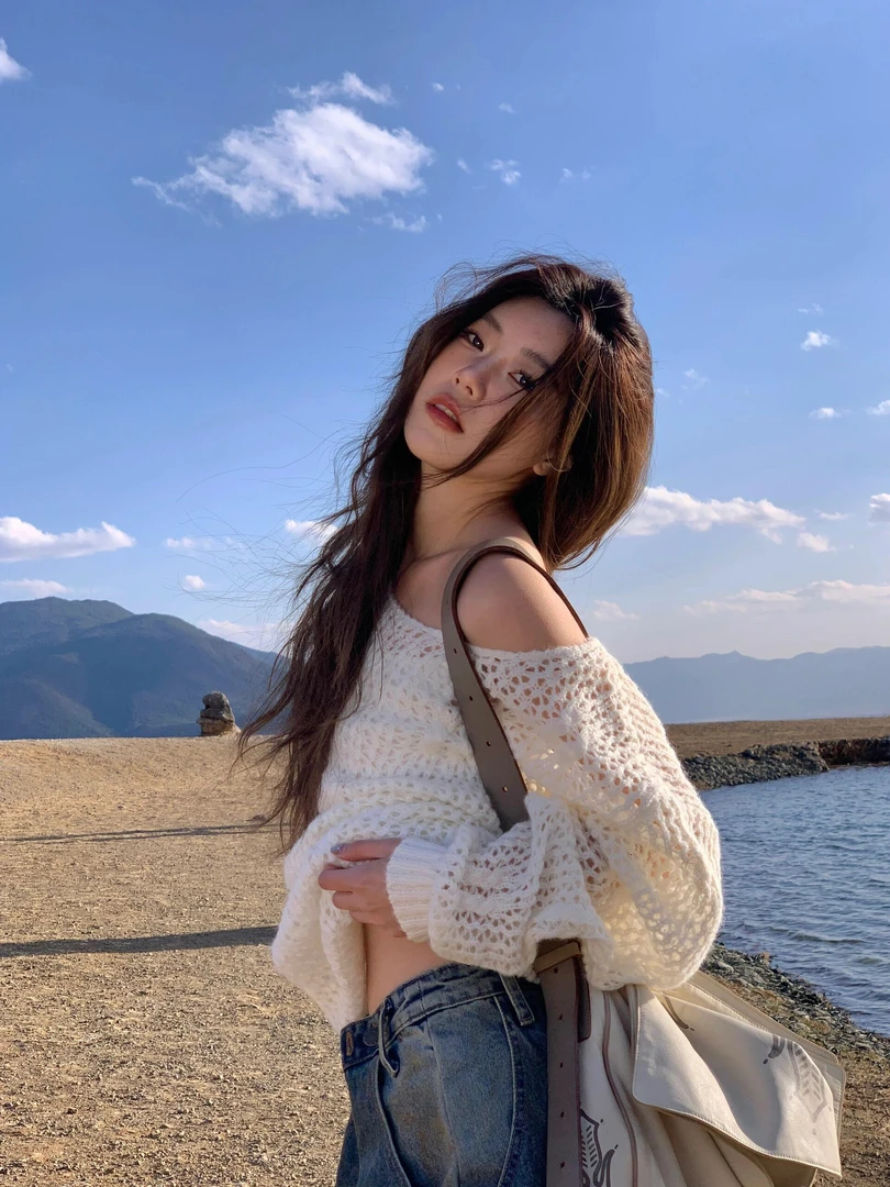 慵懒风白色圆领长袖针织衫女春秋韩系宽松显瘦镂空中长款套头上衣