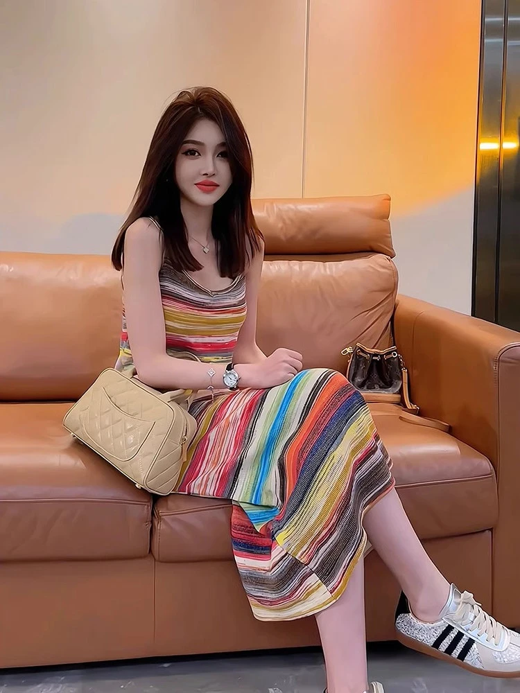 时尚V领连衣裙2025夏季新款彩色条纹针织吊带连衣裙宽松显瘦长裙