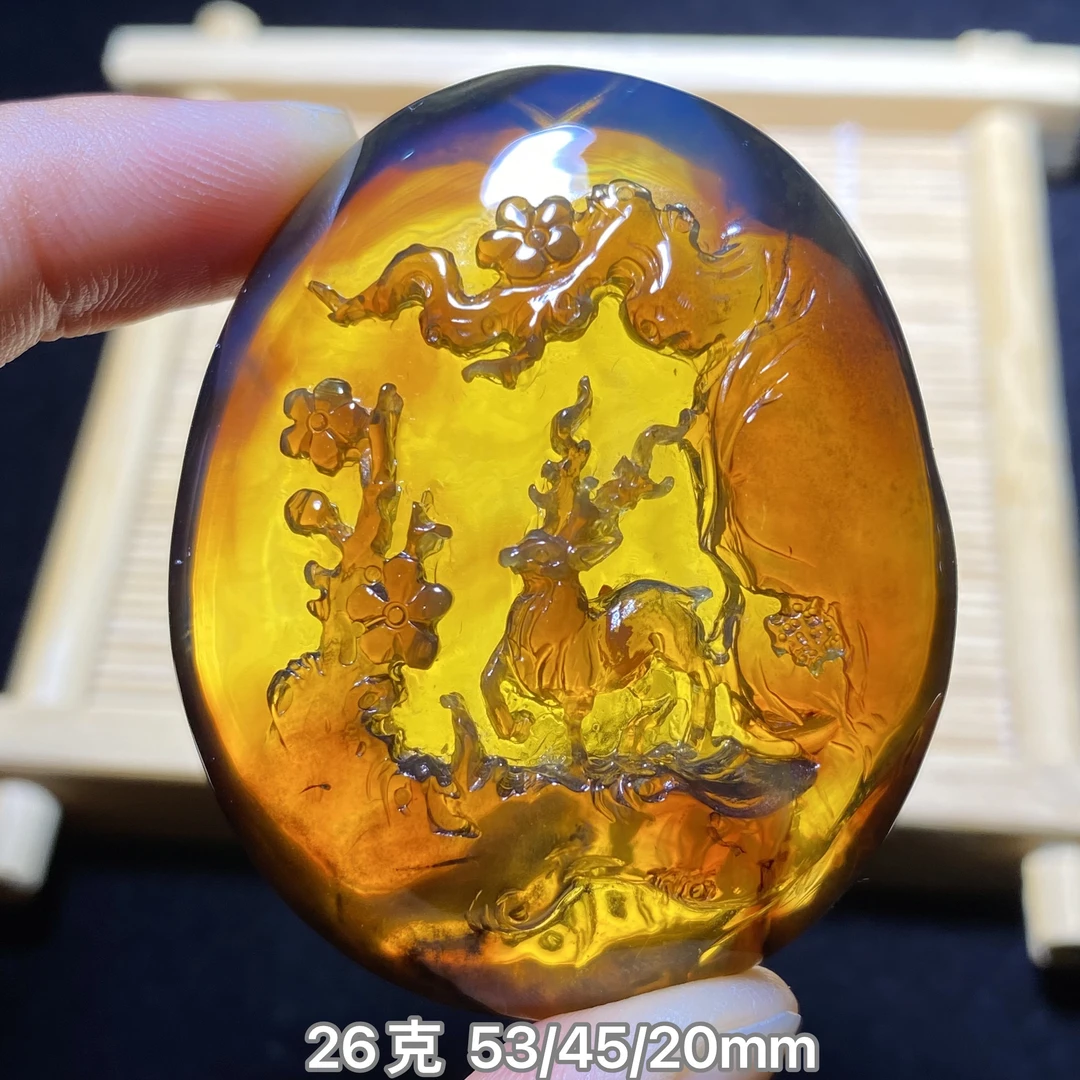 【小伊琥珀】26克金底红蜜俏色巧雕「一路相伴」