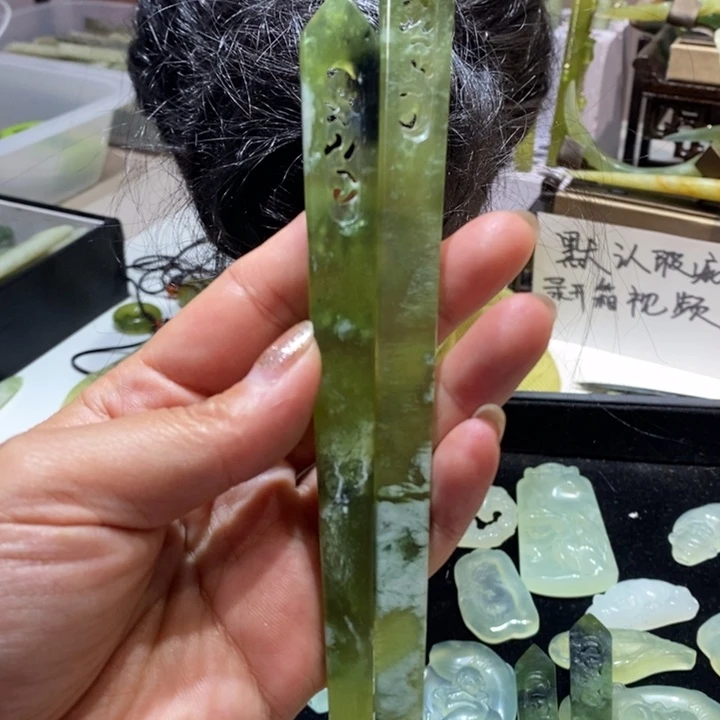 蛇纹石玉颈饰未镶嵌仨*子