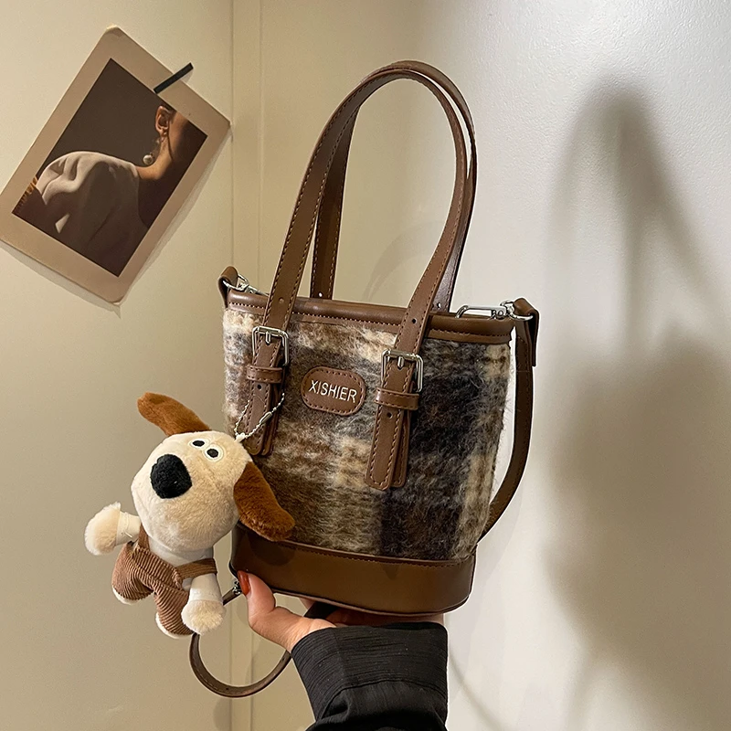 秋冬季超火小众呢子包包女2025新款百搭斜挎包网红精致手提水桶包