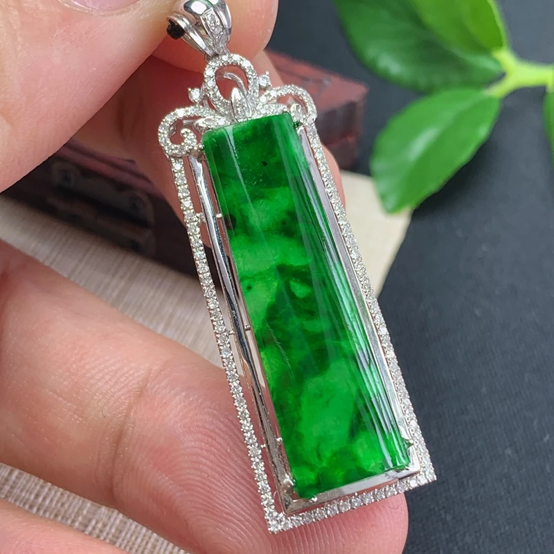 18K金伴钻豪华镶嵌玉石缅甸天然A货翡翠阳绿色平安无事吊坠时尚