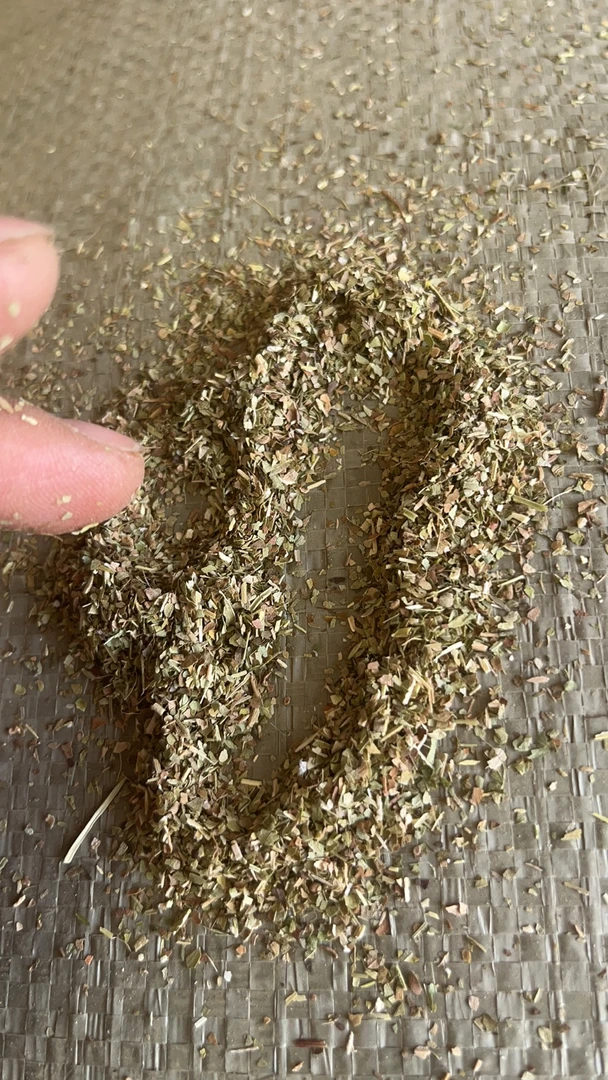 花生秧草沫,适用于做牛羊猪兔颗粒,也可直接饲喂猪鸵鸟等