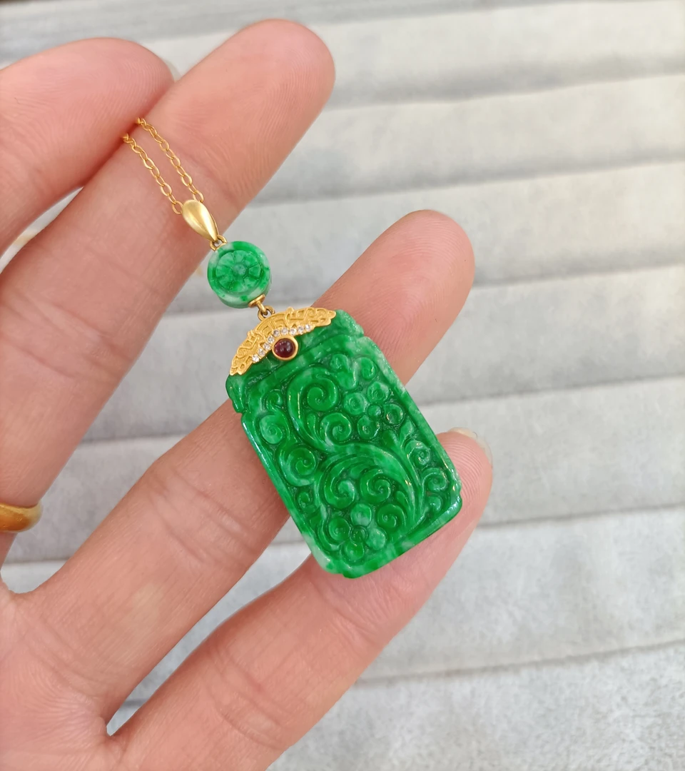 天然A货翡翠满色辣绿挂坠18K金镶嵌复古方牌时尚气质女吊坠颈饰