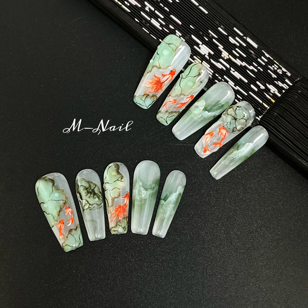 【精致盒23【夏荷锦鲤】M哥高品质纯手绘荷花金鱼雕花水彩晕染穿戴甲