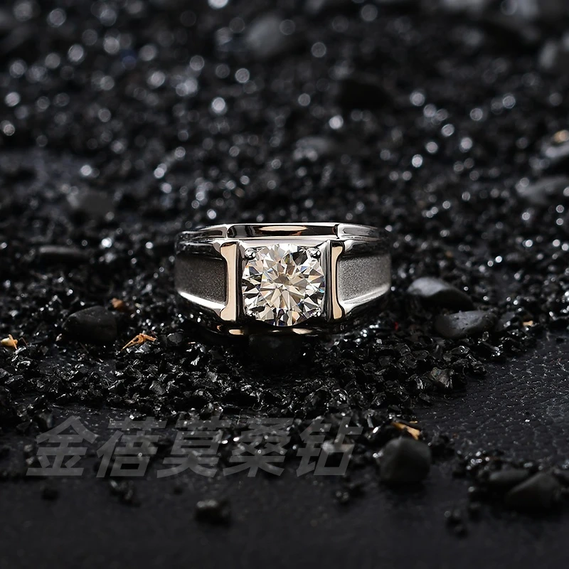 925银莫桑石银制品 2克拉磨砂骑士款式男戒轻奢时尚结婚镶钻白色