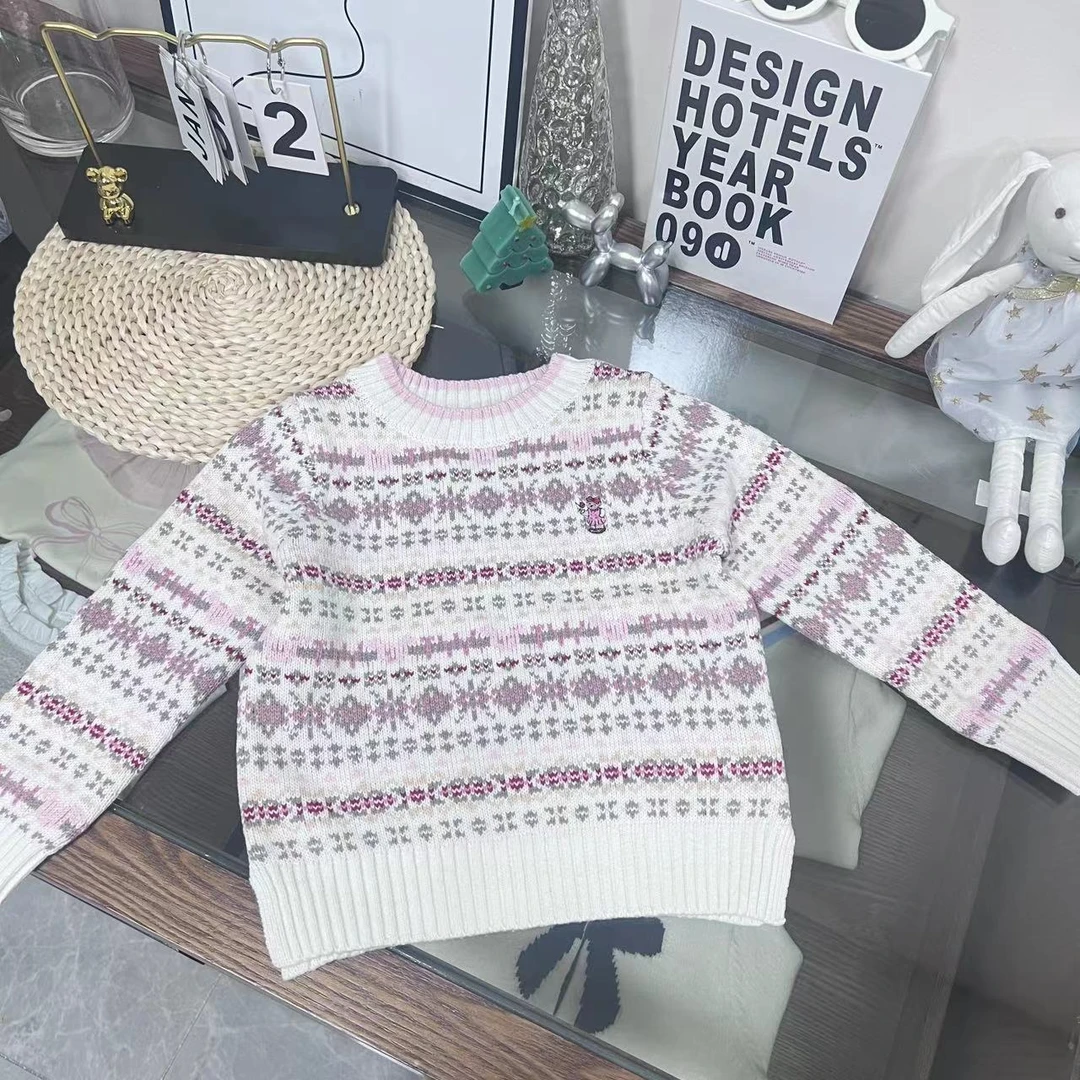 女童粉色圆领小熊刺绣洋气百搭毛衣QS017