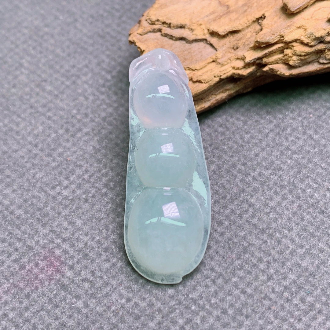 天然翡翠A货冰润连中三元吊坠