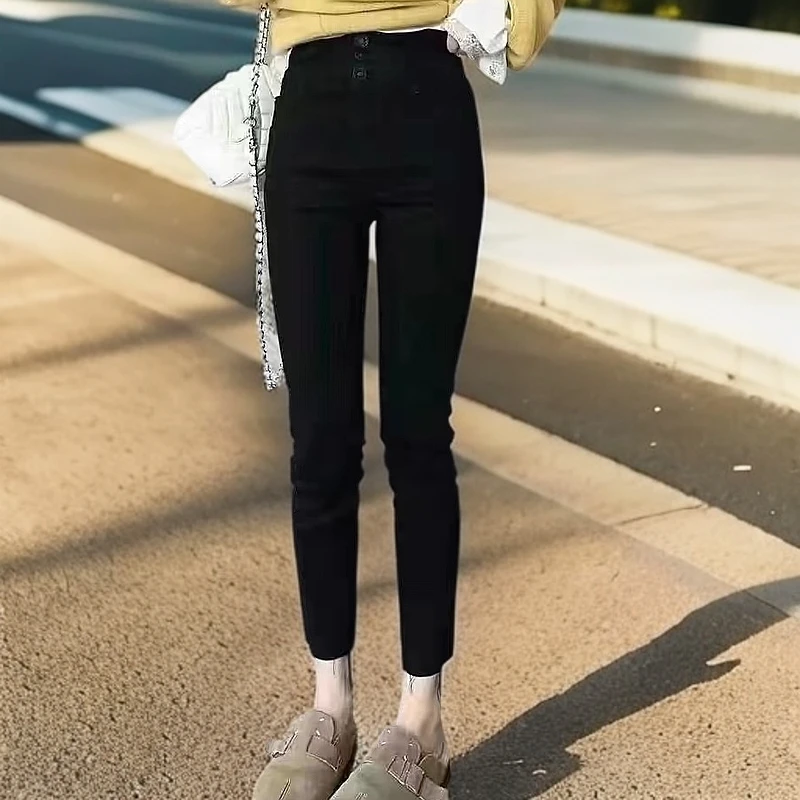 9035-2 卓恩冬季新款小脚裤三粒扣压花高腰复合绒铅笔牛仔裤女