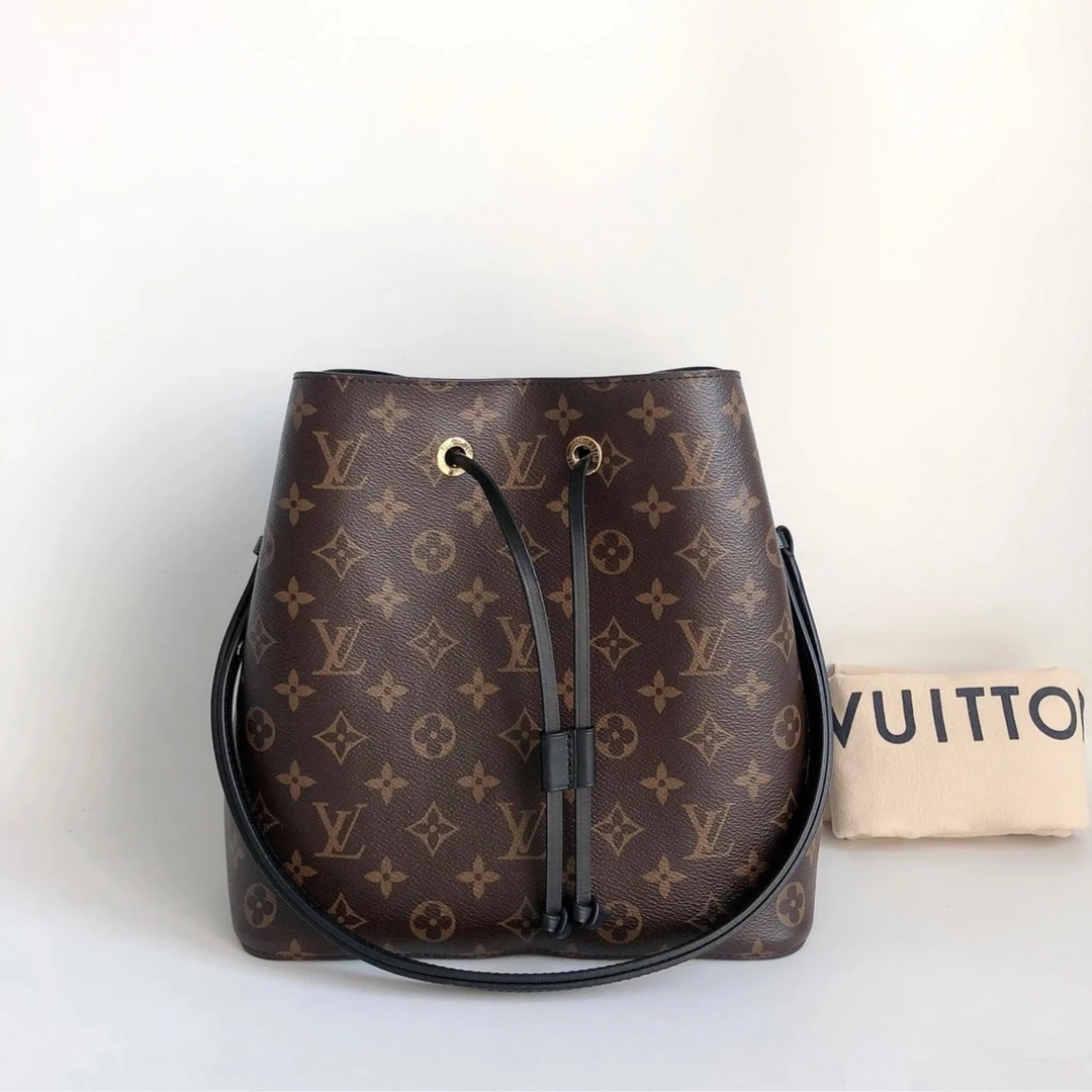 99新  /99新 LouisVuitton/路易威登 98新Lv黑桶-K112