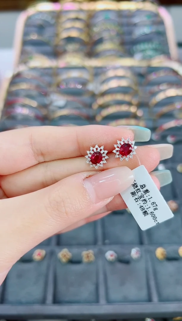 【闪购商品】红宝石耳钉18K金镶嵌·